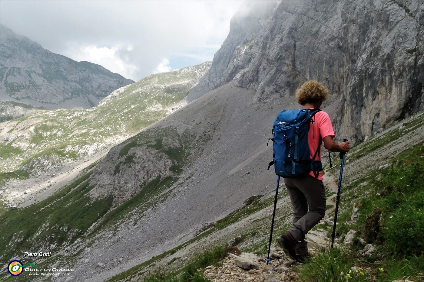 32 Ghiaioni e contrafforti rocciosi d'Arera nel Mandrone.JPG